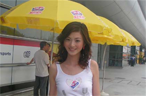 你可以看到成群结队的鸟儿在天空中展翅翱翔